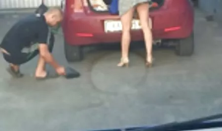 Čaša šampanjca i mlada plavuša spremna filmulete porno gratuite je za troje