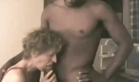 Dvije ljupke u suknjama miluju boobs, pičku i jebu prozirnim altyazı porn films dildom