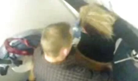 Odjevena poput jeftine kurve, kuja trči u kuhinju i ispija sladoled, a zatim porno hd bus dolazi njihov mladi susjed koji u ovom odijelu vidi mlaku tetku i jebe se u kuhinji
