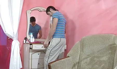 Debeli požudni crnac lupa oko mladih bijelih djevojaka. Voli kad slatka beba sisa njegov ogromni kurac i kako ripa njezinu nježnu filme erotice 720 ružičastu pičku