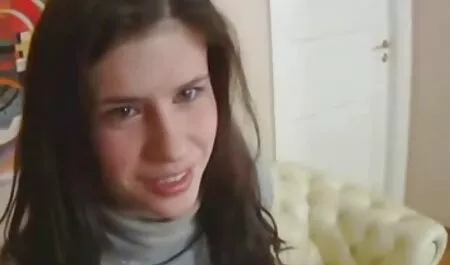 Prsata seksi crnka koja sjedi na WC-u usisava debeli penis filme online por