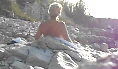 Blondie je izašla nakon hq porno film tuširanja i isisala momka