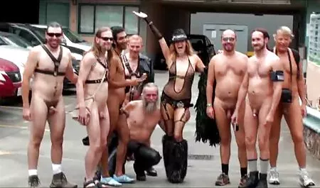 Prsata plavuša voli biti tretirana kao jeftina kurva. Dvoje film porno an familie vrućih mužjaka kruto suši drolje u svim njezinim pukotinama, pljune joj po licu i završava na njezinim bucmastim usnama